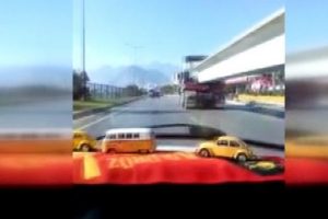 Otomobil TIR'ın dorsesinin altından ge&ccedil;ti