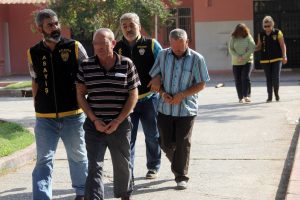 &Ouml;z kızına fuhuş yaptırırken yakalandı