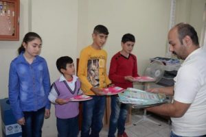 Yakılan kitabevinden kalan kitaplar &ouml;ğrencilere dağıtıldı