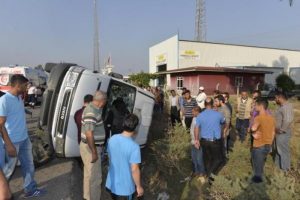 Adana'da &ouml;ğrenci servisi yolcu minib&uuml;s&uuml;ne &ccedil;arptı: 29 yaralı