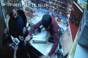 Markette bı&ccedil;aklı gasp g&uuml;venlik kamerasında