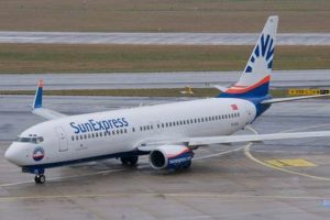 Sarhoş yolcu soyunup hostesle seks yapmaya kalktı