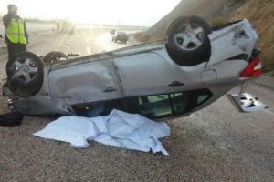 Takla atan otomobilin s&uuml;r&uuml;c&uuml;s&uuml; &ouml;ld&uuml;