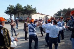 Karayolları iş&ccedil;ilerinin davullu zurnalı kadro sevinci