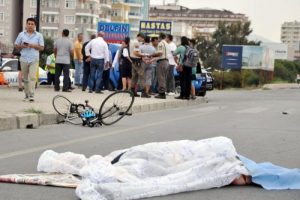 Otomobilin &ccedil;arptığı İsko&ccedil; &ouml;ld&uuml;