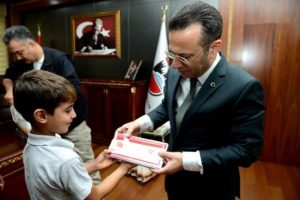 Vali Aksoy, bayrağı &ouml;perek g&ouml;ndere &ccedil;eken &ouml;ğrencileri kabul etti
