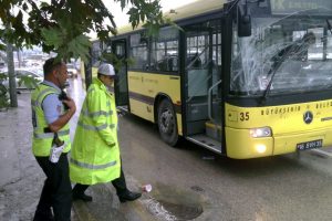 Bursa'da belediye otob&uuml;s&uuml; ticari araca &ccedil;arptı: 1 yaralı