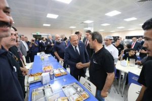 Bakan Işık, fabrikada iş&ccedil;ilerle yemek yedi