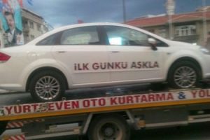 AK Parti sloganı yazılı otomobilin plakası sahte &ccedil;ıktı