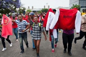 G&uuml;ney Afrika'da har&ccedil; protestoları dersleri durdurdu