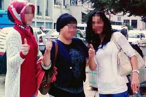 Eşleriyle ilişki yaşamakla su&ccedil;ladıkları kadını d&ouml;vd&uuml;ler