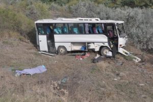 İş&ccedil;i servisi şarampole yuvarlandı: 2 &ouml;l&uuml;, 17 yaralı