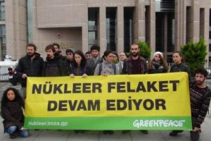 "N&uuml;kleer felaket burada başlıyor" pankartına hapis istemi