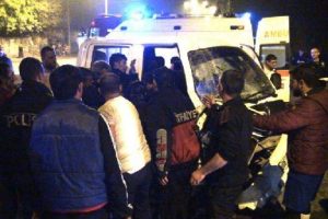 Kars'ta kamyonet ile minib&uuml;s &ccedil;arpıştı