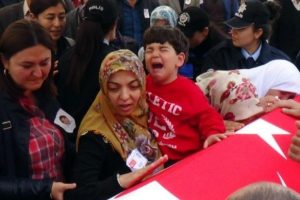 Şehit olan babasına b&ouml;yle veda etti