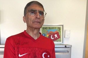 Aziz Sancar Milli forma ile poz verdi