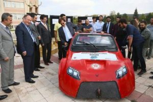 Elektrikli otomobil geliştiren &ouml;ğrencilere teşekk&uuml;r belgesi