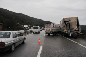 İstanbul-Bursa seferi yapan otob&uuml;s kaza yaptı