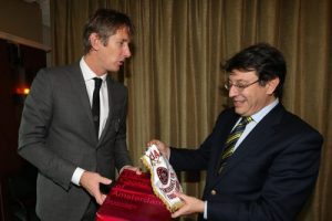 Fenerbah&ccedil;e ile Ajax'ta y&ouml;neticiler yemekte bir araya geldi