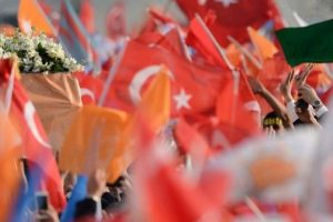 AK Parti'ye &uuml;&ccedil; partiden b&uuml;y&uuml;k katılım