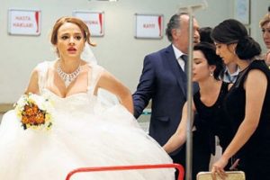 Seda G&uuml;ven gelinlikle hastane koridorlarında...