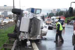 Zırhlı polis aracı kaza yaptı: 2 yaralı