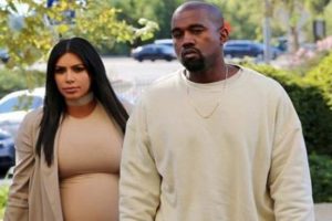 Kardashian elbisesine zor sığdı...