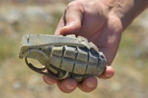 Bombanın pimi yeleğe takıldı