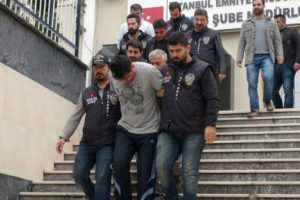 &Ccedil;aldıkları otomobilleri satamadan yakalandılar