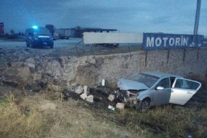 Otomobil istinat duvarına &ccedil;arptı: 6 yaralı