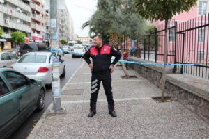 İzmir'de okul bah&ccedil;esinde bomba paniği