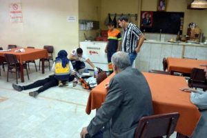 M&uuml;zisyenler kahvesinde kalp krizi ge&ccedil;irdi