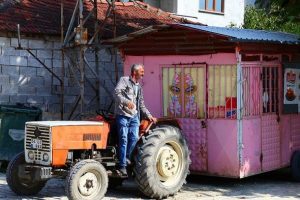 "Seyyar bakkal" ile hizmet veriyor