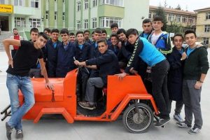 Hurda malzemelerden otomobil yaptılar