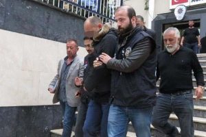 &Ccedil;ocuğu asitle yakan ş&uuml;pheli adliyeye &ccedil;ıkarıldı
