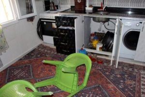 Polisin baskın yaptığı eve zarar verdi iddiası