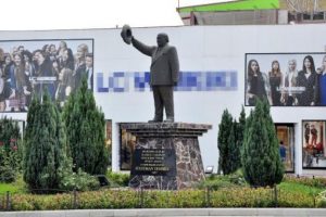 Demirel heykelini g&ouml;lgede bırakan reklam tabelasına tepki