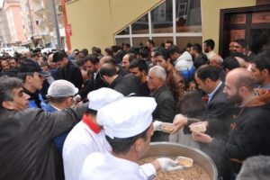 Hakkari'de polisten bin 500 kişiye aşure
