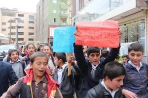 &Ouml;ğrencilerden yıkım kararı &ccedil;ıkan okulda eğitime tepki y&uuml;r&uuml;y&uuml;ş&uuml;