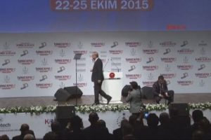 Cumhurbaşkanı Erdoğan'dan plaket t&ouml;renine 'telefon' arası