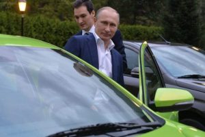 Putin yerli otomobili test etti: Harika
