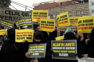 Tepki &ccedil;eken afişler cuma namazı &ccedil;ıkışı protesto edildi
