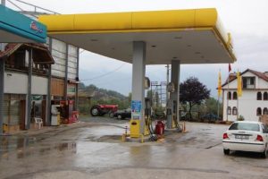 Akaryakıt istasyonunda g&ouml;revliyi d&ouml;v&uuml;p kasayı &ccedil;aldılar