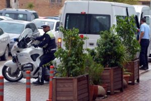 Cezaevi nakil aracından 3 h&uuml;k&uuml;ml&uuml; firar etti