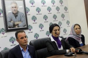 &Ouml;calan'ın posteri altında '&ouml;z y&ouml;netim' a&ccedil;ıklaması