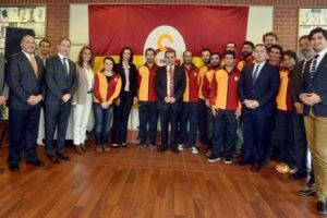 Dursun &Ouml;zbek, &Ccedil;ınar kardeşler ile buluştu