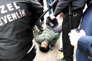 Stant a&ccedil;an &uuml;niversite &ouml;ğrencilerine '&ouml;zel g&uuml;venlik'ten sert m&uuml;dahale