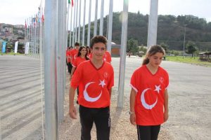 108 &uuml;lkenin bayrağı g&ouml;ndere &ccedil;ekildi