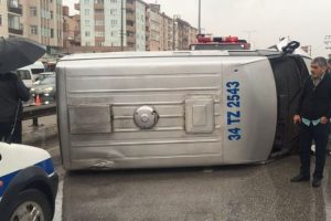 İ&ccedil;i para dolu banka aracı otoyola devrildi!