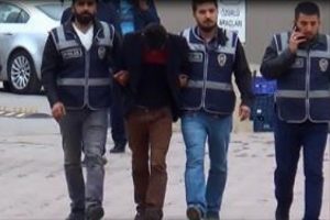 Yaşlı kadını dolandırmak isterken yakalandılar